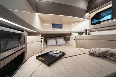 Sea Ray SLX 360 Outboard Cabin V-Berth