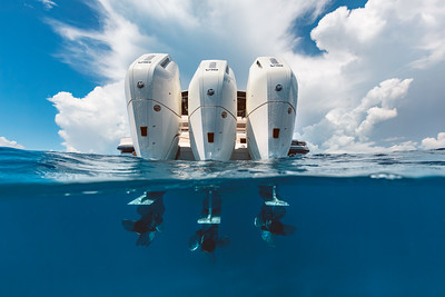 Sea Ray SLX 360 Outboard Engines Waterline View
