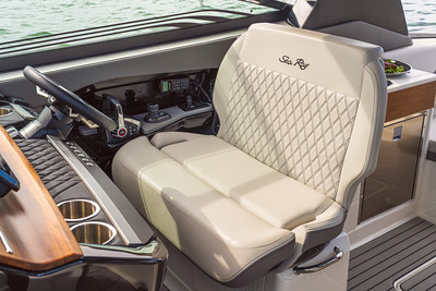 Sea Ray SLX 360 Outboard Helm Seat