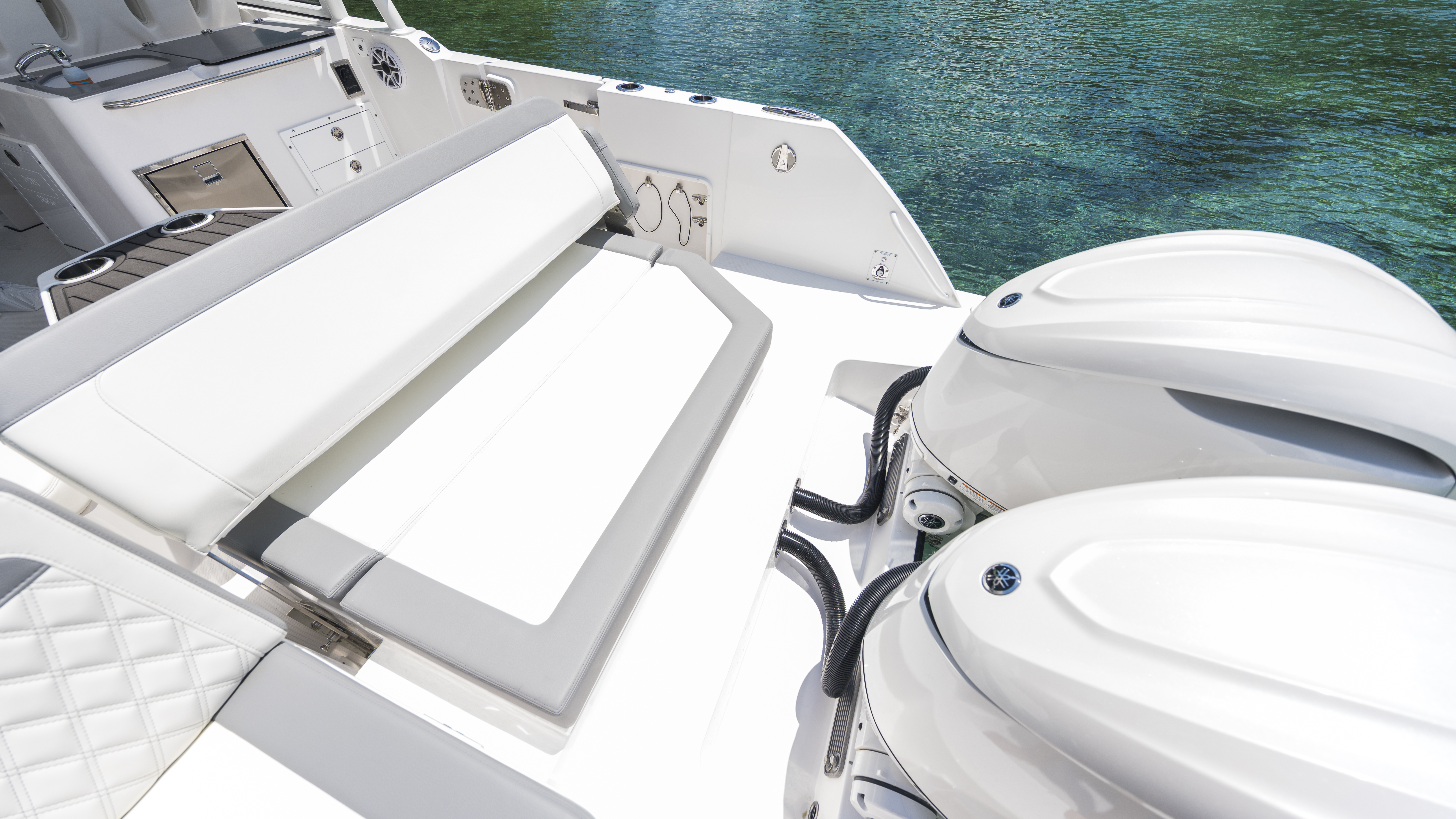 Edgewater 310SC twin Yamaha outboards and transom detail