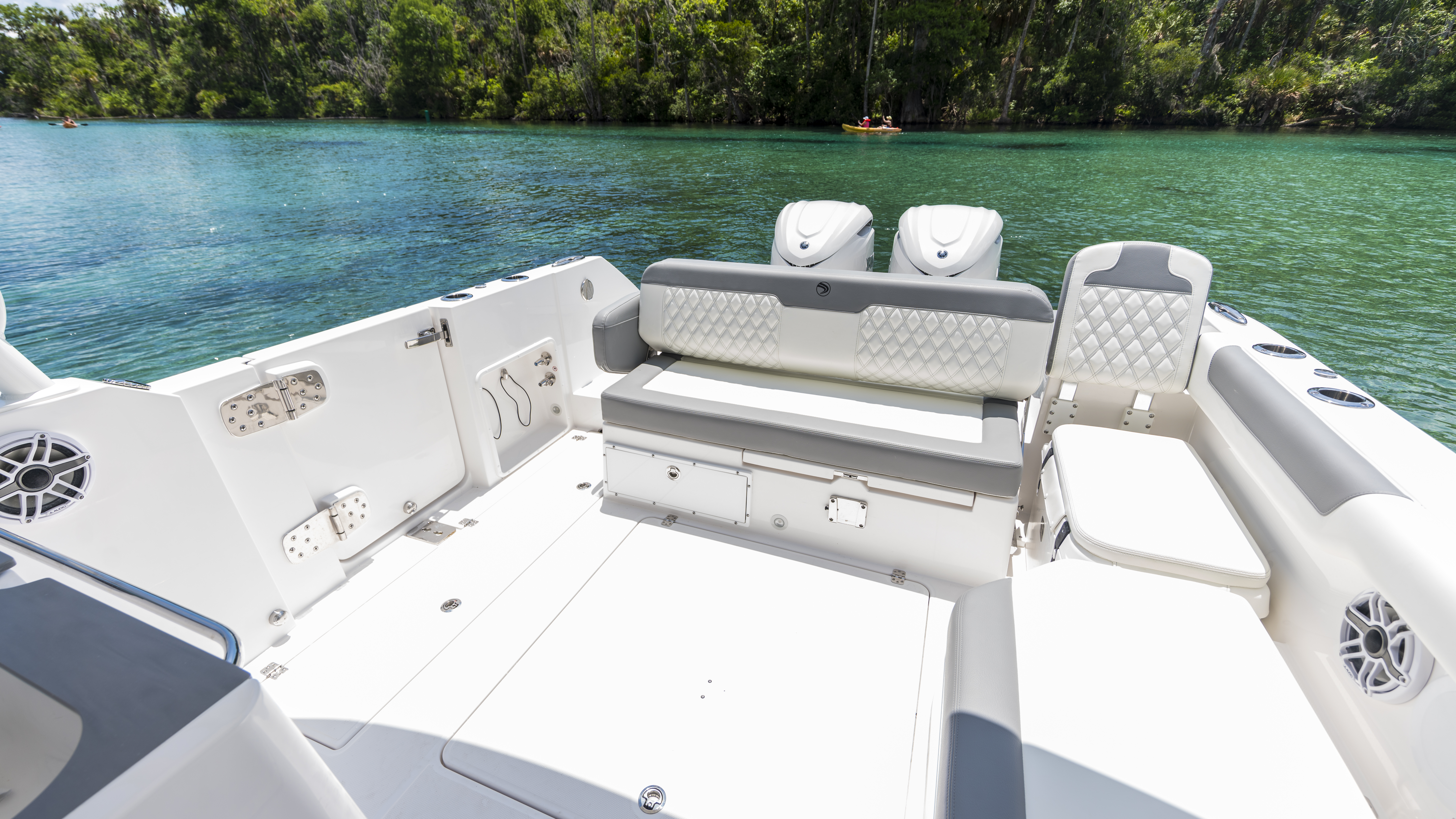Edgewater 310SC side console layout and helm station