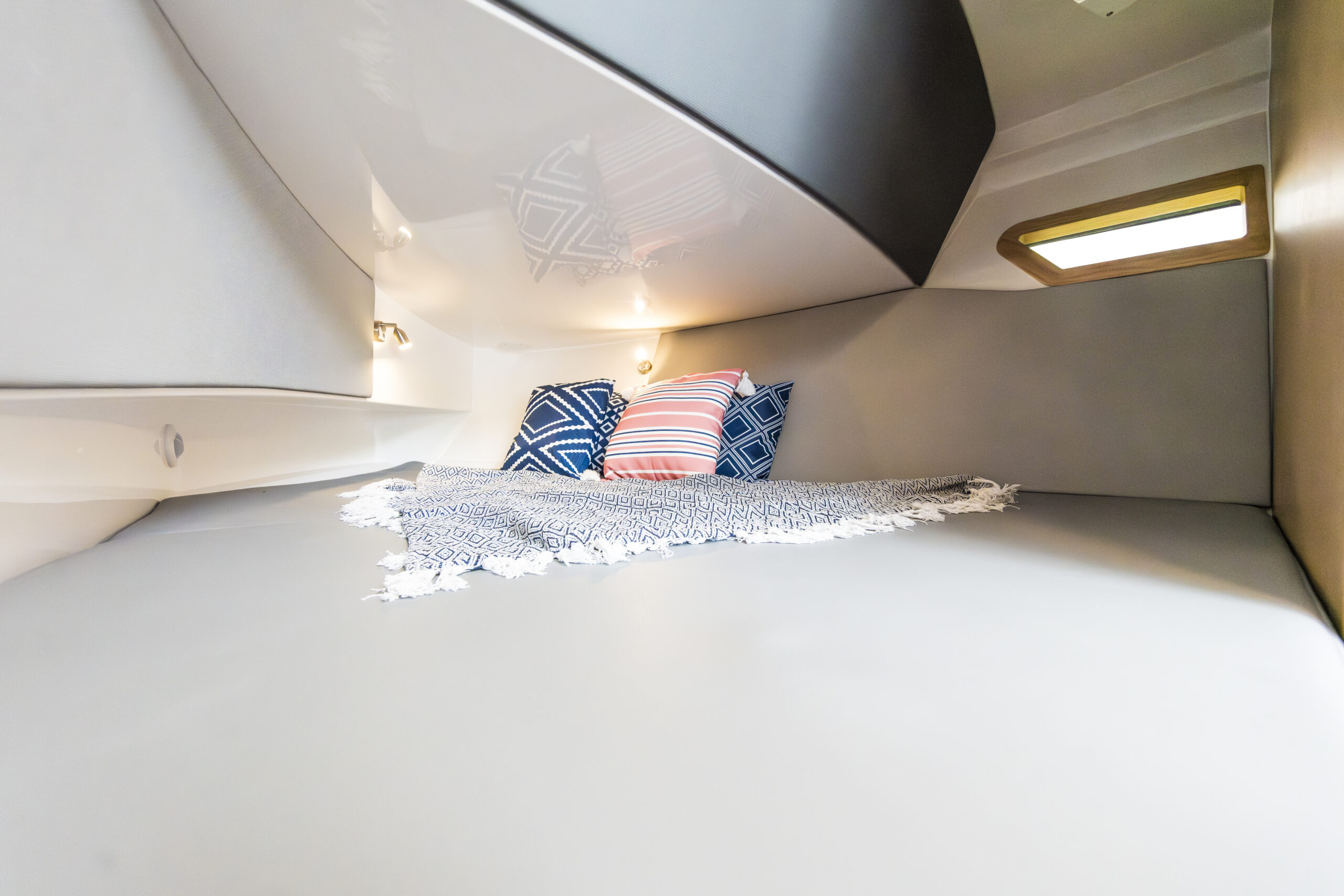 Edgewater 310SC stern and transom view at Modern Yachts