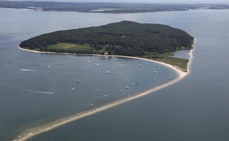 Boats rafted up on the Peconic Bay sandbars near Robins Island, one of the top Long Island boating destinations